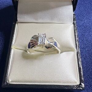 Beautiful Bow Ring with Cubic Zirconia & 925 Sterling Silver